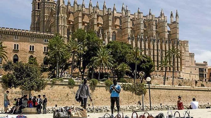 En verano pasado los vendedores ambulantes se concentraron en el Moll Vell, frente a la Catedral.