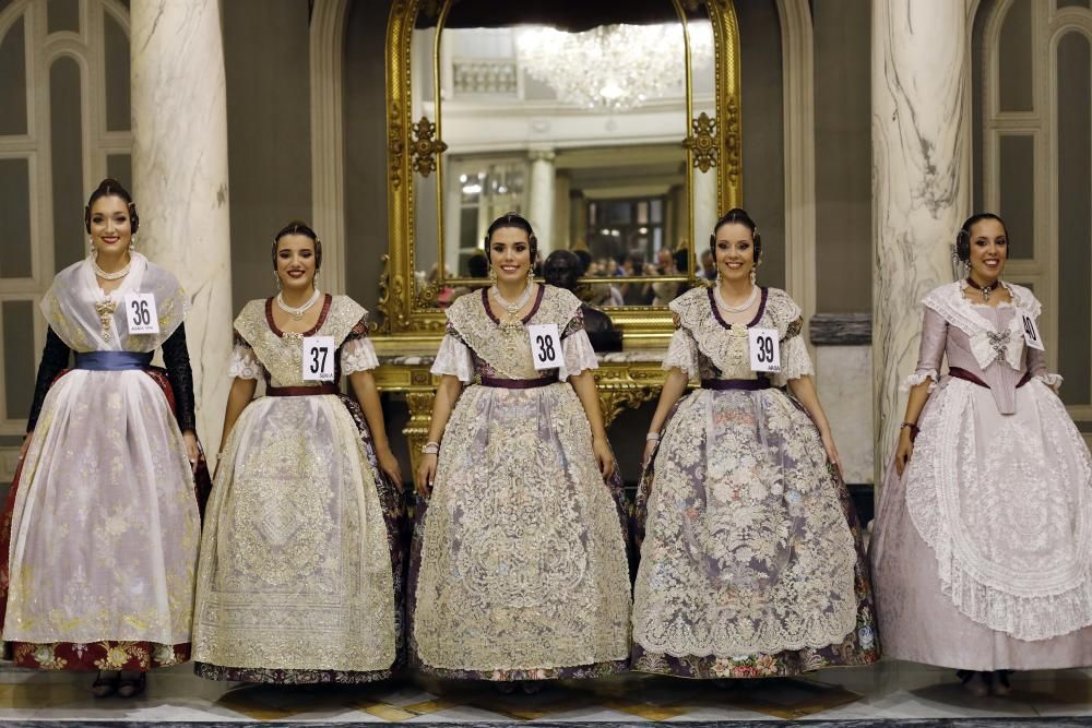 Las aspirantes a fallera mayor conocen el Salón de Cristal