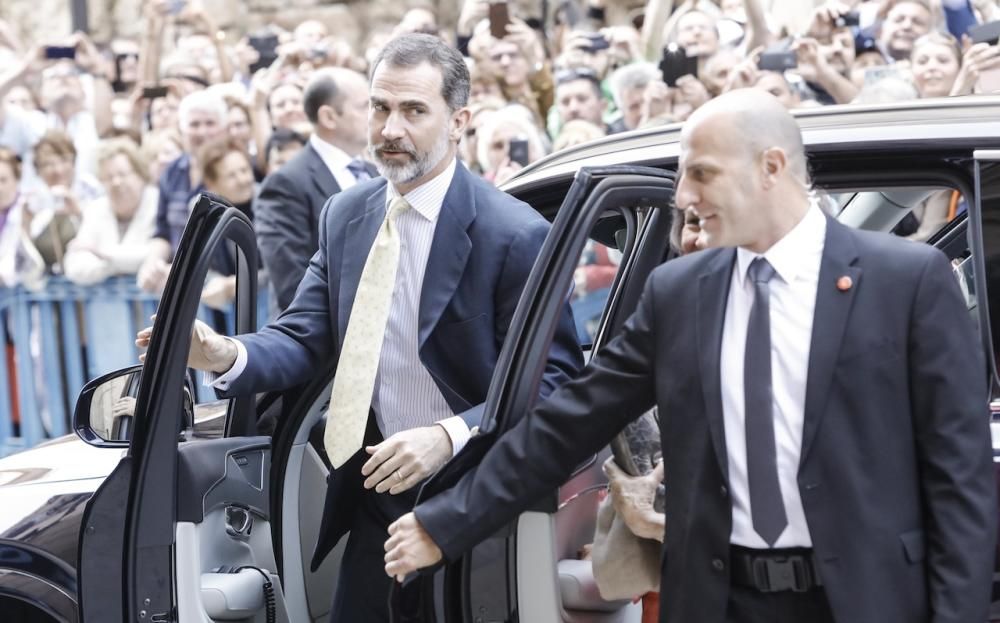 Pünktlich, aber nicht vollzählig: Letizia und Felipe, ihre Kinder Leonor und Sofía sowie Altkönig Sofía fanden sich am Sonntag (16.4.) traditionsgemäß in Palma Kathedrale ein.