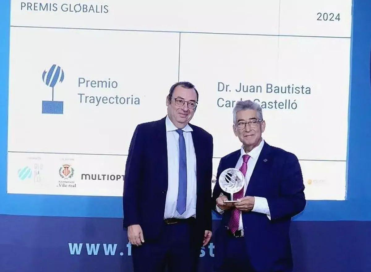 El president de Globalis, Juan Vicente Bono, en una imatge de 2024, quan va lliurar el premi a la trajectòria al professor vila-realenc Juan Carda, director de la Cátedra d'Innovació Ceràmica de l'UJI i impulsor de la fira Destaca.