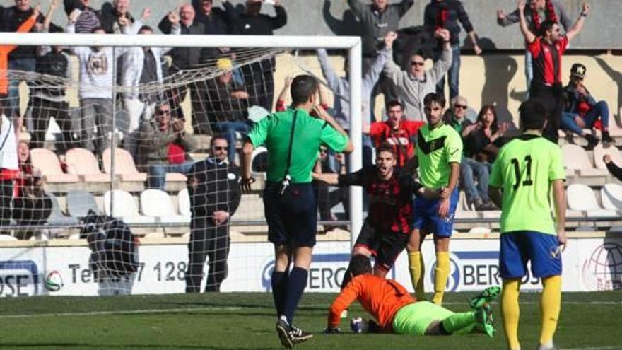 El meta Marcano observa desde el suelo cómo marca Édgar Hernández el gol del Reus.