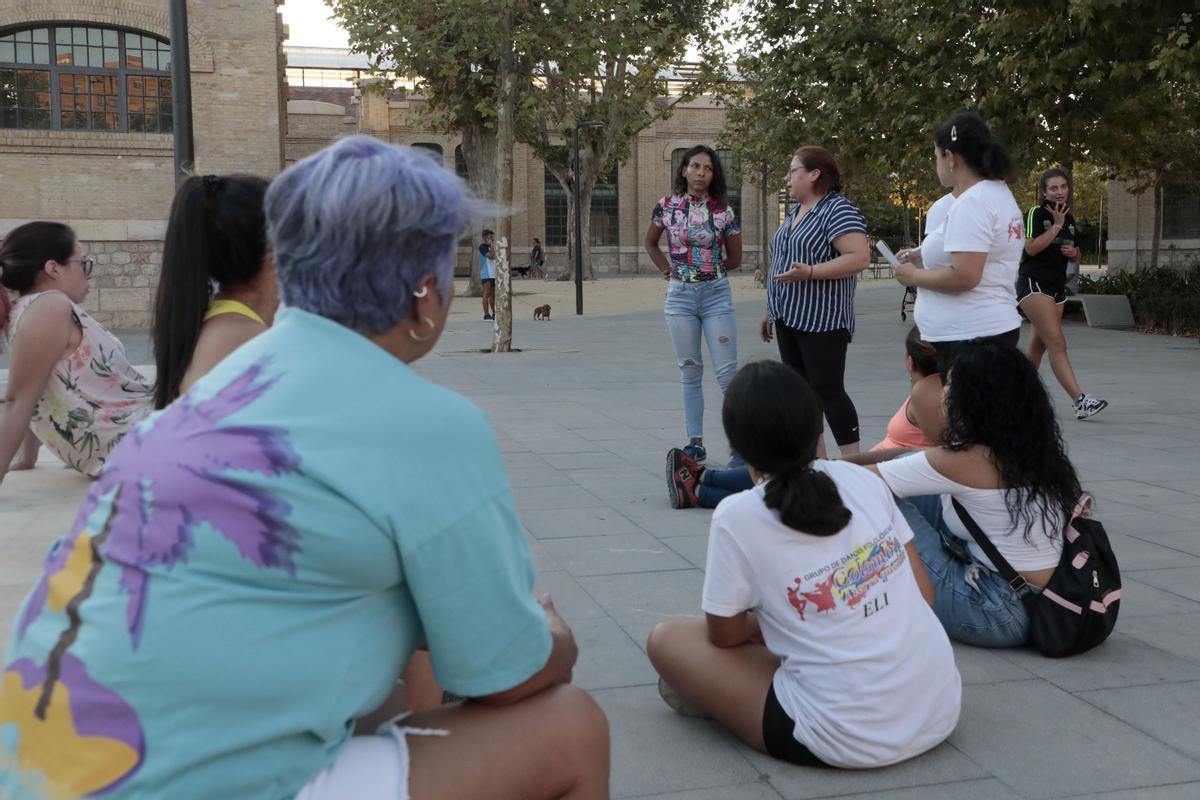 Carolina Torres dando una charla junto a más empleadas domésticas.
