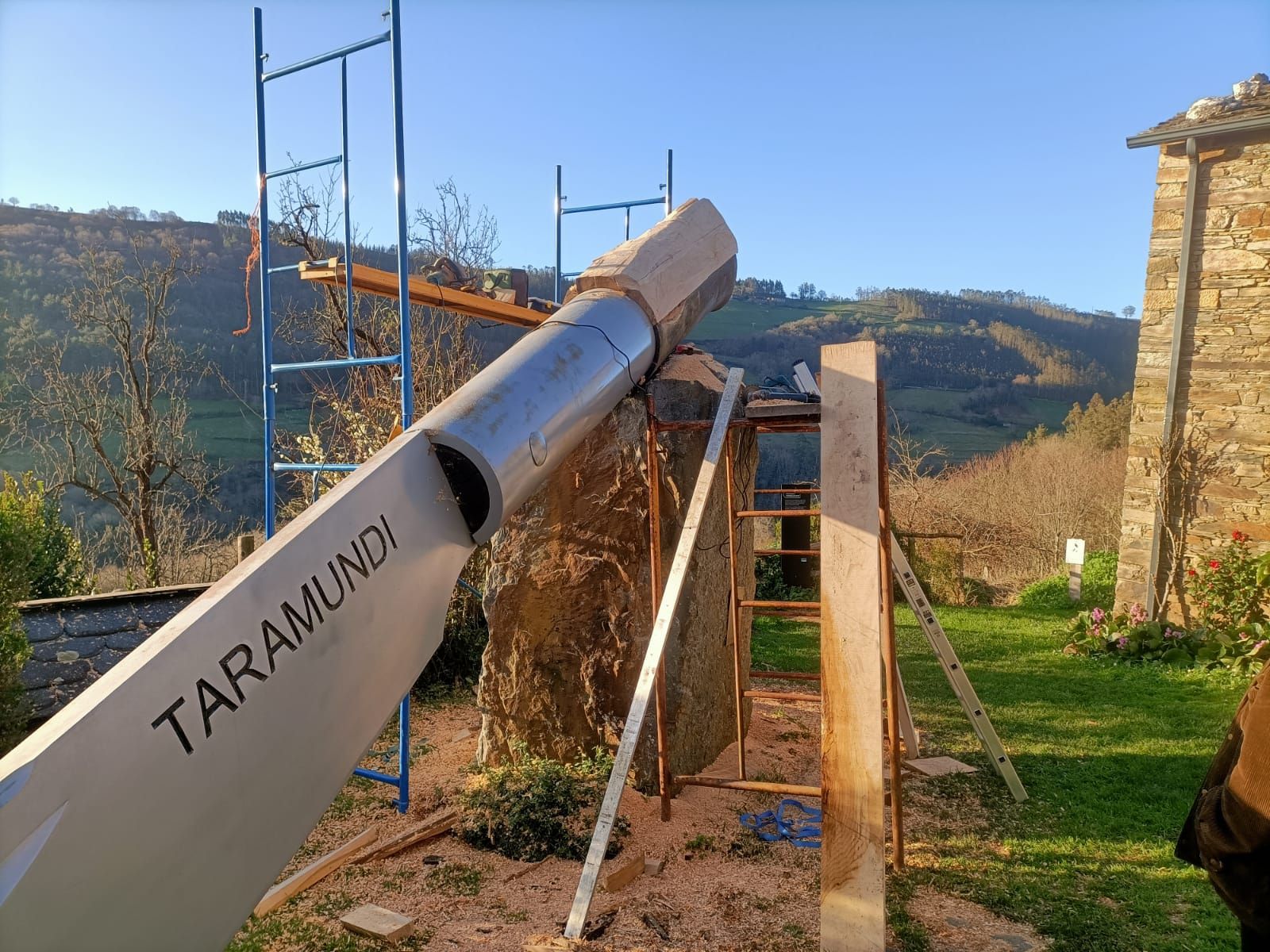 En imágenes: La restauración de la navaja gigante de Taramundi, símbolo del municipio