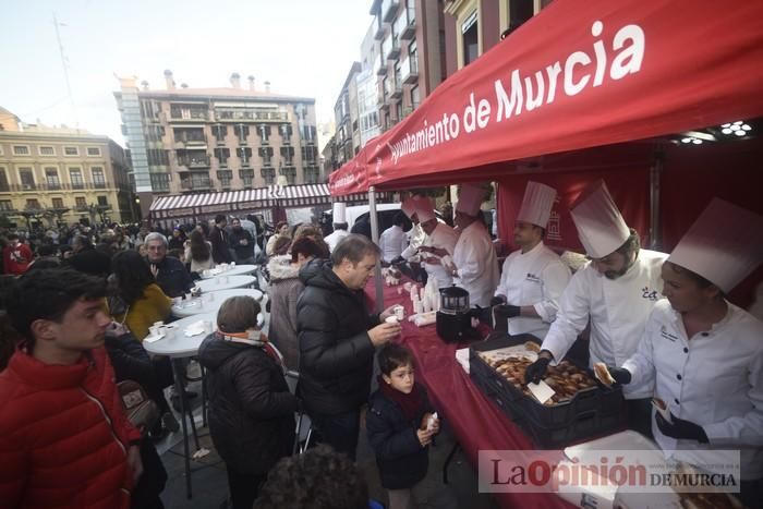 Degustación de monas y chocolate en la Plaza del Romea