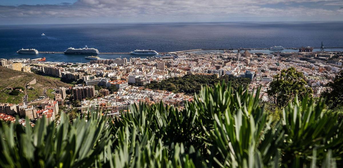 Panorámica de la ciudad de Santa Cruz de Tenerife y su puerto.