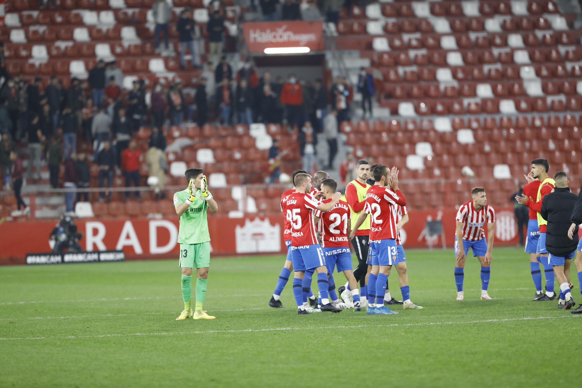 El partido entre el Sporting y la Real Sociedad B, en imágenes