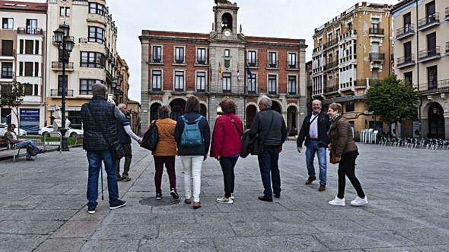 Turistas en la Plaza Mayor.