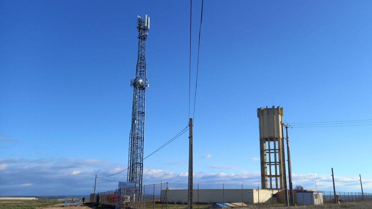 Antenas de telefonía situada en las inmediaciones del sondeo de Santa Catalina en Toro. | M.J. C.