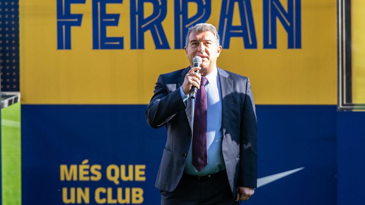 Joan Laporta, al Camp Nou durant la presentació del davanter Ferran Torres.  | MARC GRAUPERA/EUROPA PRESS