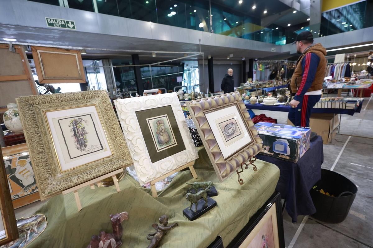 La feria de antigüedades de La Magdalena, en Avilés La feria de antigüedades de La Magdalena, en Avilés