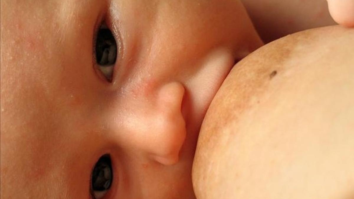 Un bebé toma la leche de su madre.