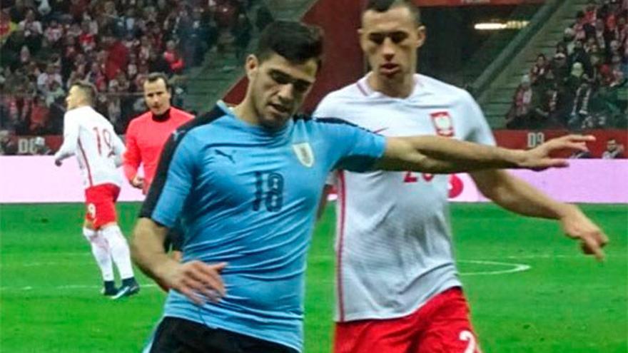 Maxi Gómez, con Uruguay en Varsovia. // @Uruguay