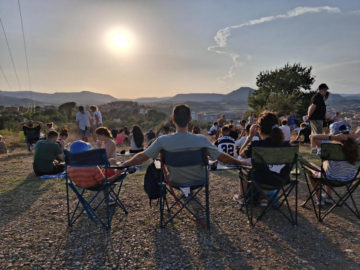 Una família contemplant el sol