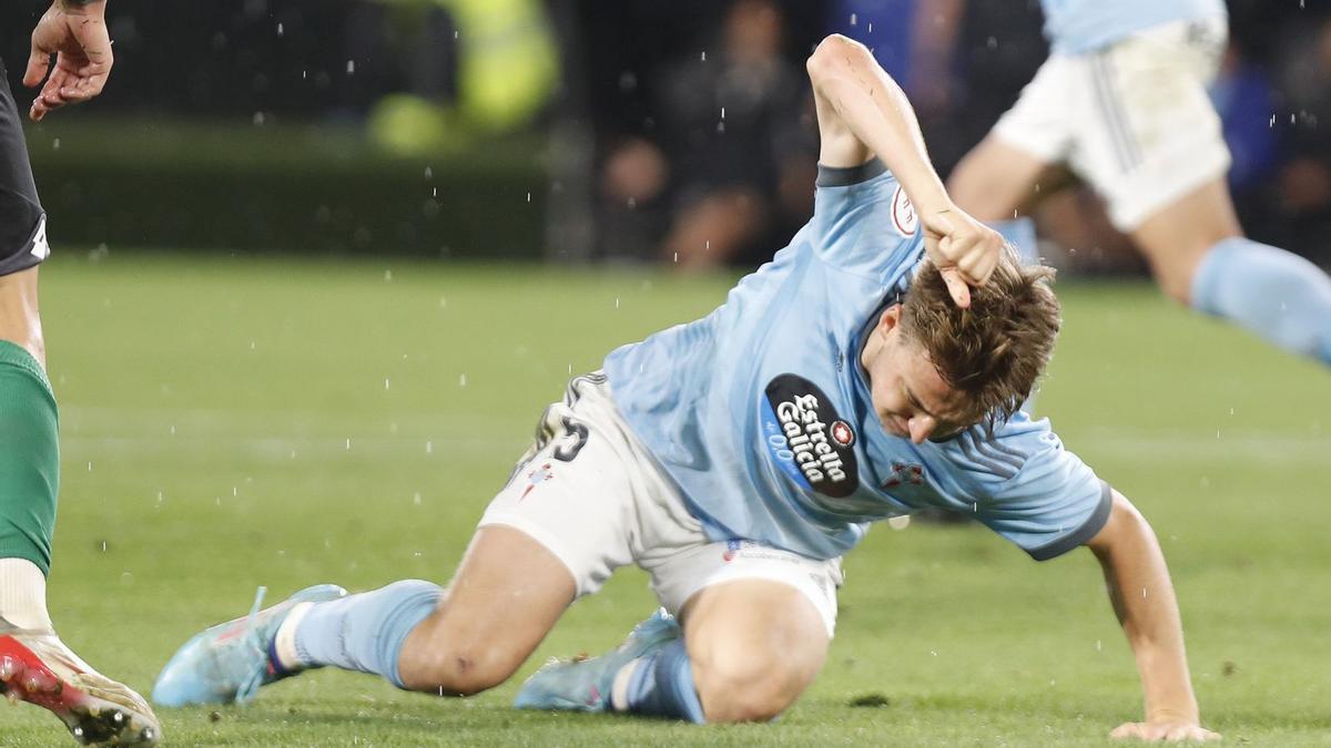 Javi Castro golpea el césped enfadado tras la derrota de la pasada jornada en Balaídos ante el Racing. // Ricardo Grobas