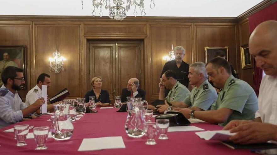 Reunión de la Junta de Seguridad de Avilés, el martes, bajo la presidencia del delegado de Gobierno, Gabino de Lorenzo, y de la alcaldesa, Mariví Monteserín.