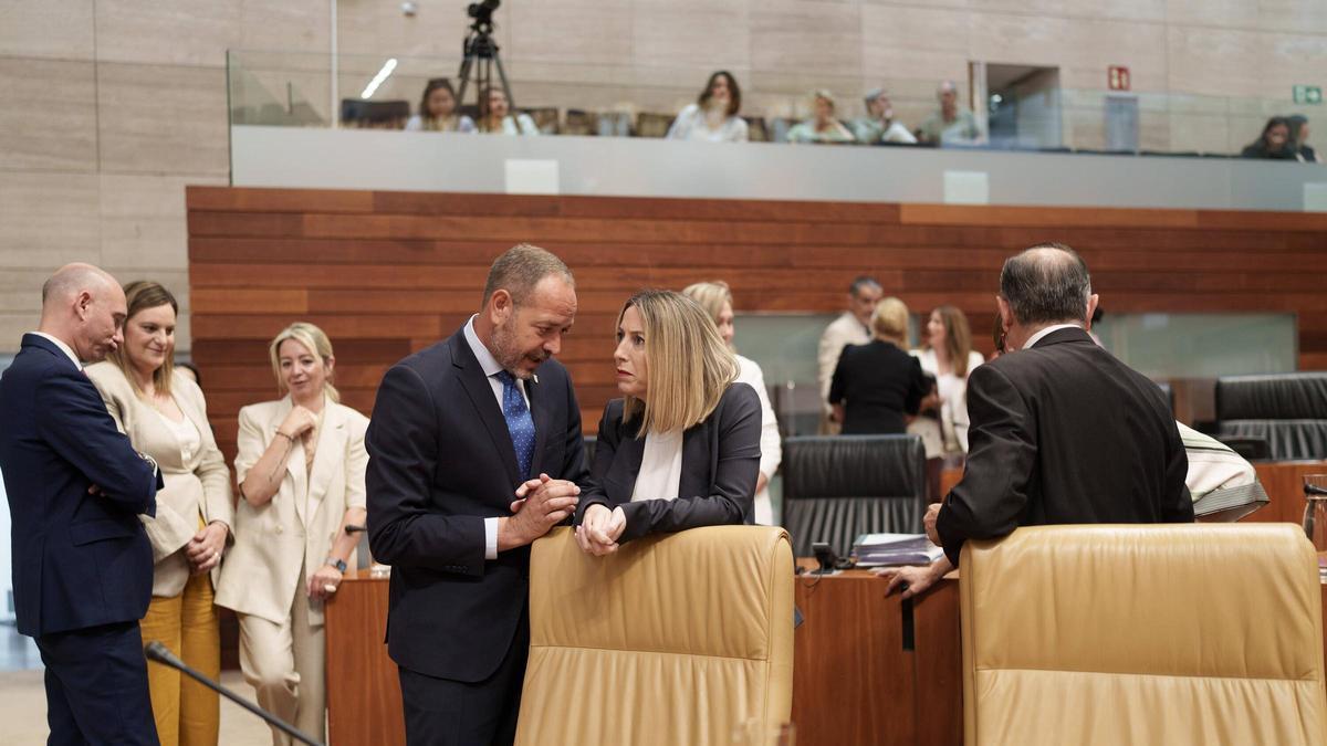 La presidenta de la Junta de Extremadura, María Guardiola, charla con el consejero de Infraestructuras, Transporte y Vivienda, Francisco Ramírez