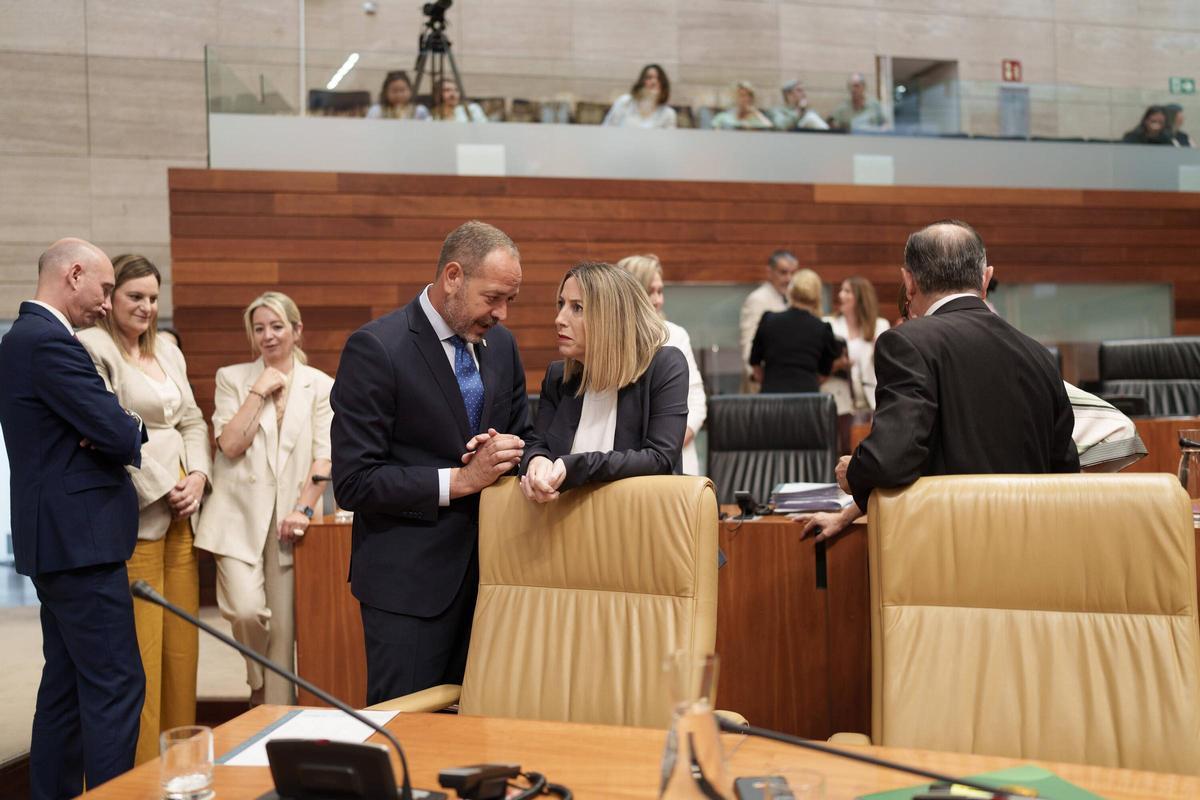 La presidenta de la Junta de Extremadura, María Guardiola, charla con el consejero de Infraestructuras, Transporte y Vivienda, Francisco Ramírez