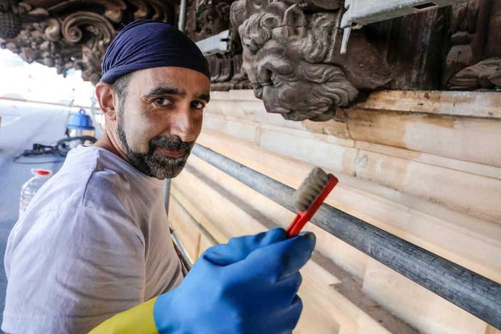 Die Dachtraufe an der Rathausfassade an Palmas Plaça Cort wird renoviert. Eine gute Gelegenheit, die Figuren aus nächster Nähe zu betrachten.