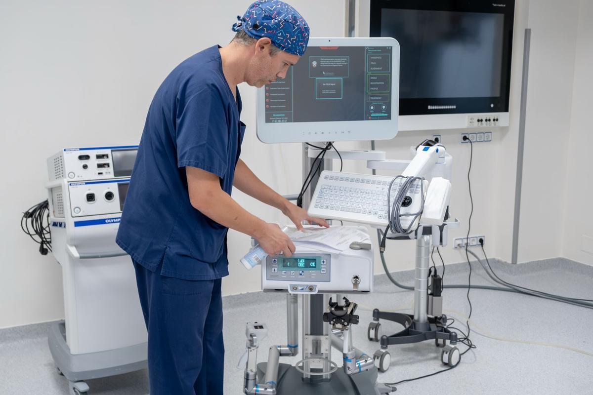 El doctor Zarraonandía preparando una intervención con Aquabeam.