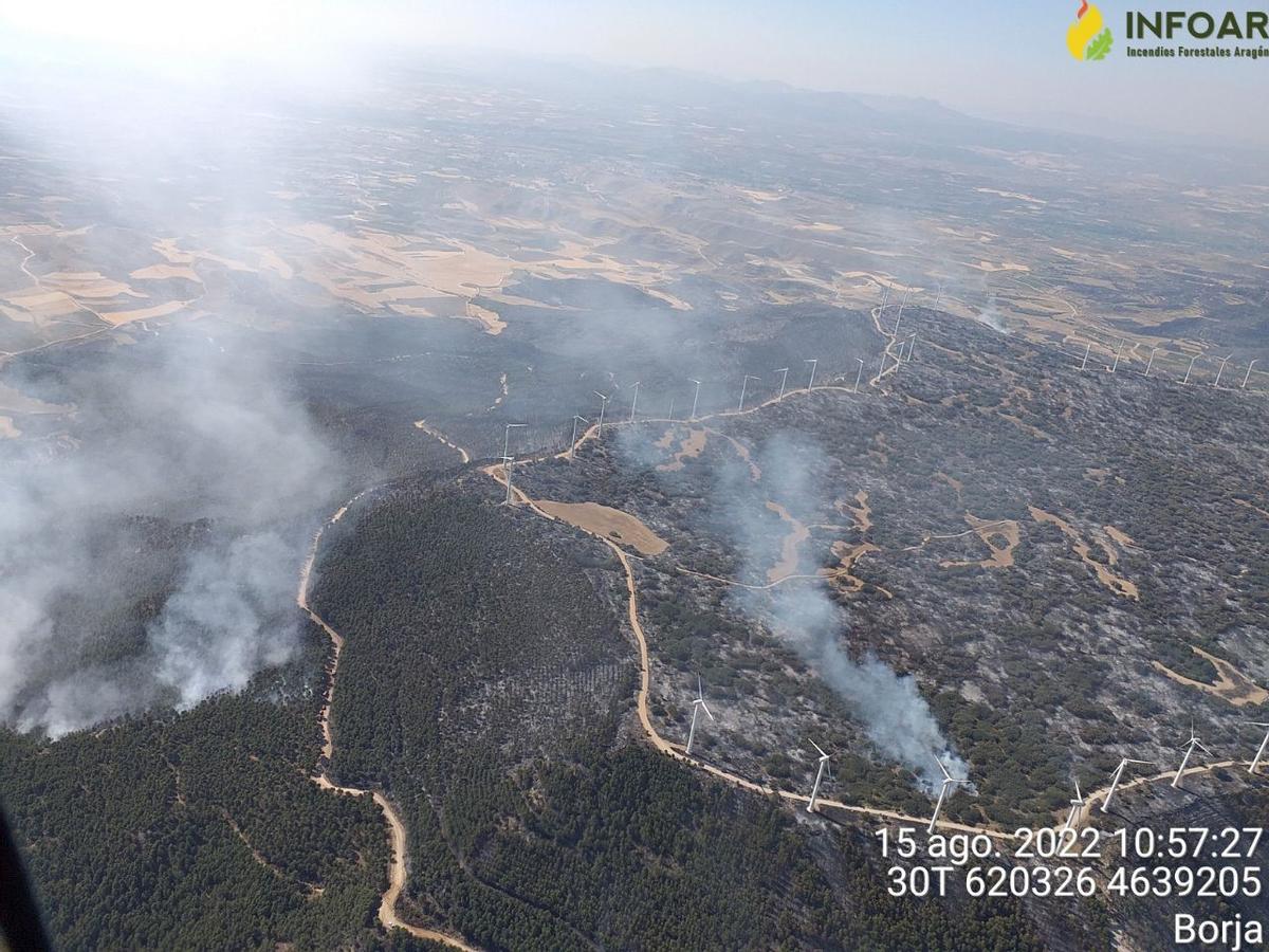 Archivo - Vista aérea del incendio de Añón del Moncayo, en la zona de Borja (Zaragoza).