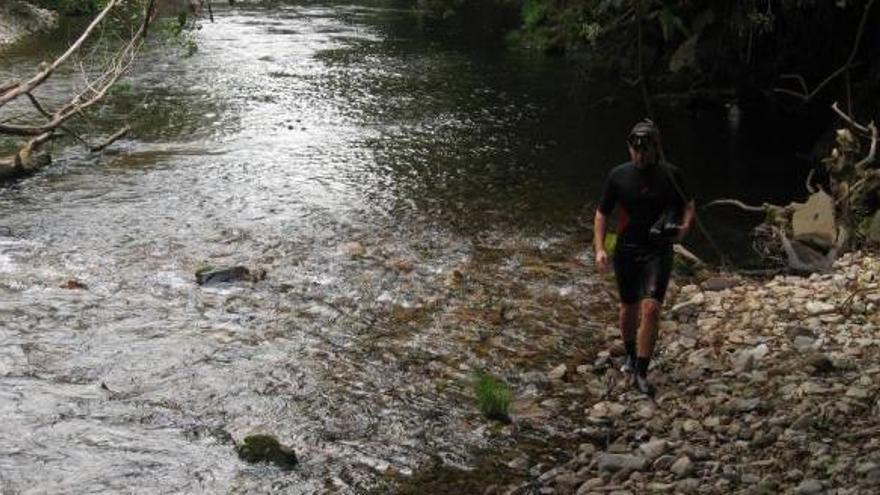 Los ecologistas piden vedar tres años la pesca en el Esva para afrontar la &quot;situación crítica&quot; del río