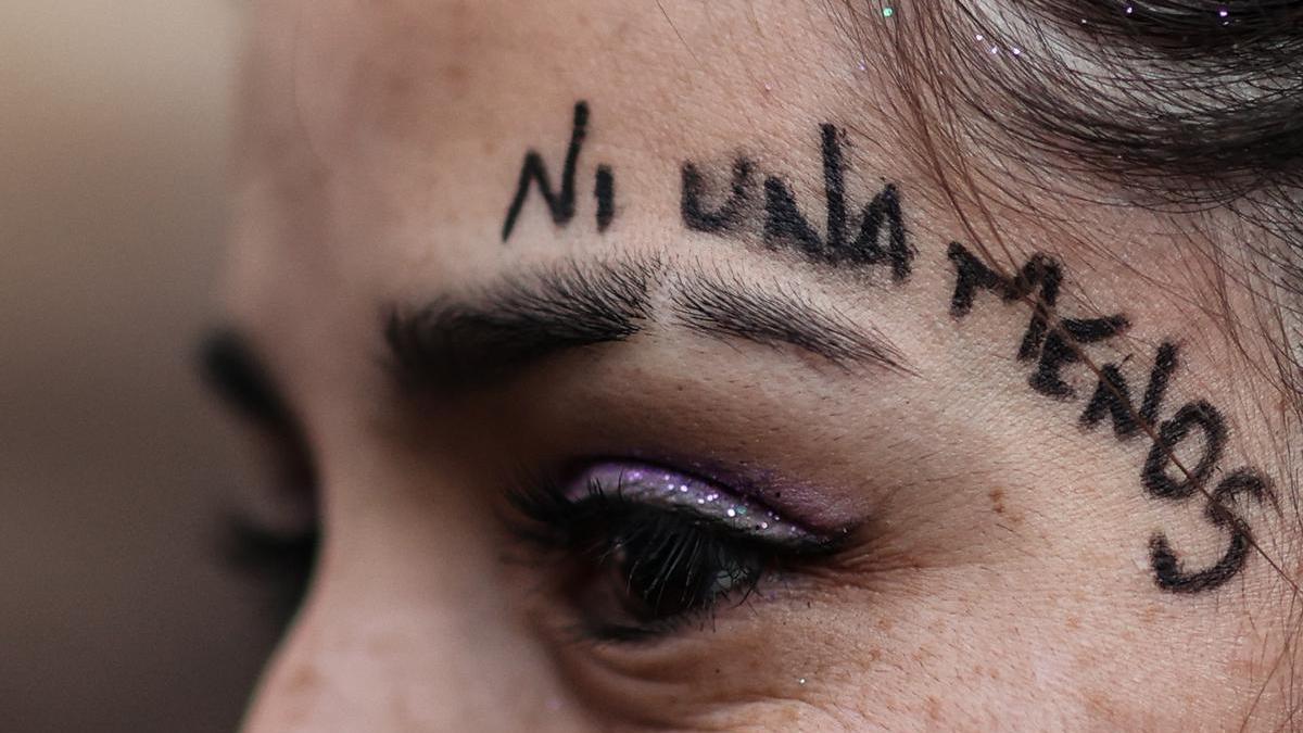 Una mujer en una marcha feminista en Argentina.