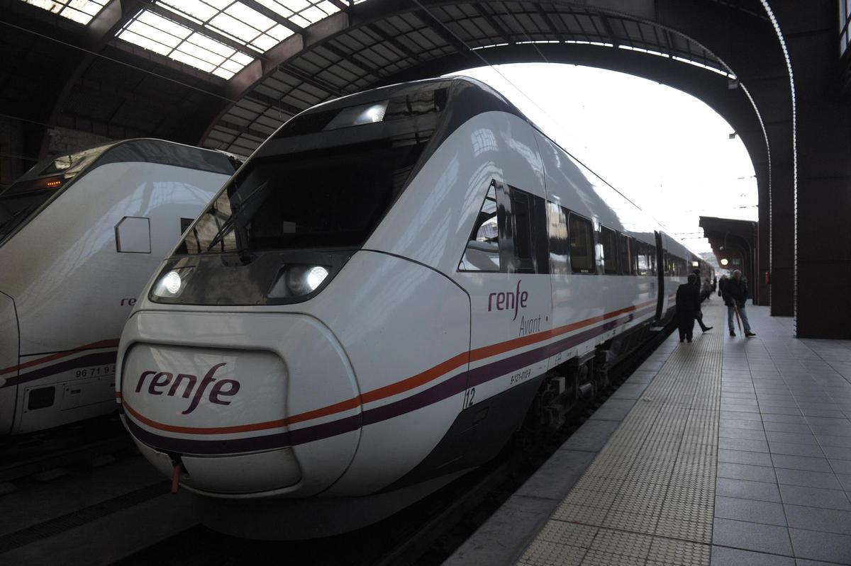 Un tren en la estación coruñesa de San Cristóbal.