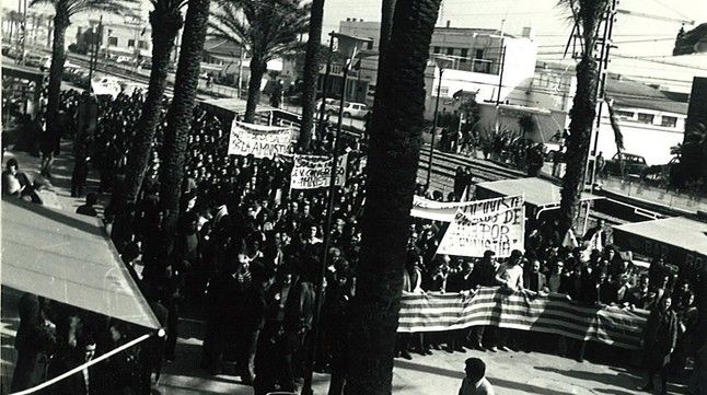 Primera manifestación tolerada de la 'Assemblea de Catalunya' en Badalona.