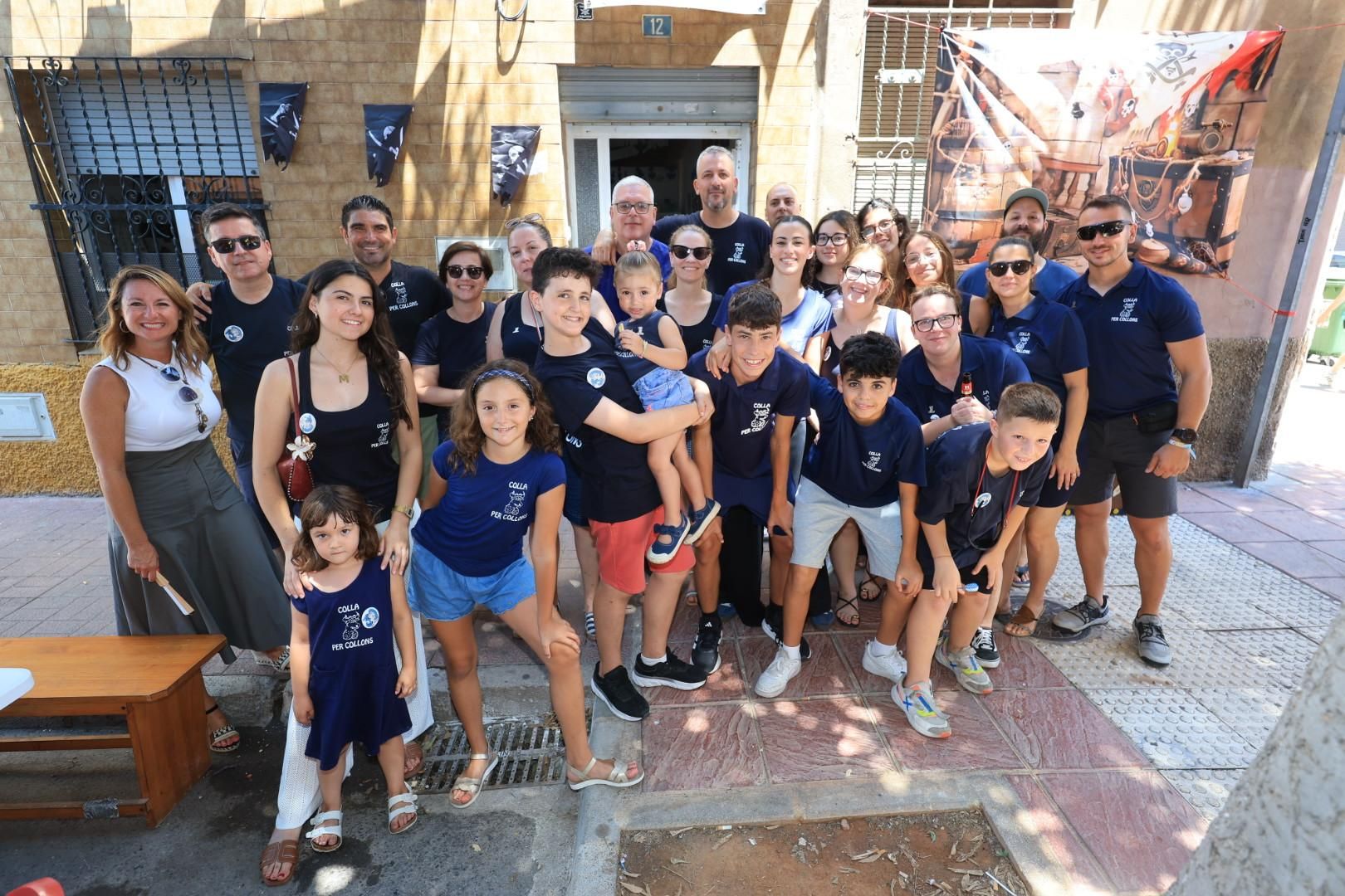 Las collas llenan de color las calles del Grau por Sant Pere