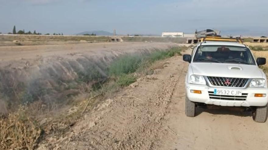 Fumigan el agua estancada de la Rambla de Biznaga de Lorca antes de la limpieza de su cauce repleto de maleza