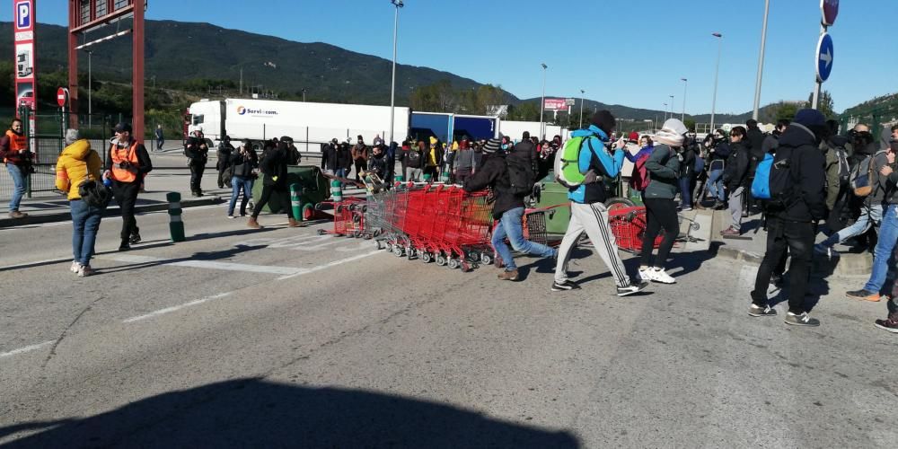 Tsunami Democràtic realitza talls intemitents a l'N-II a la Jonquera