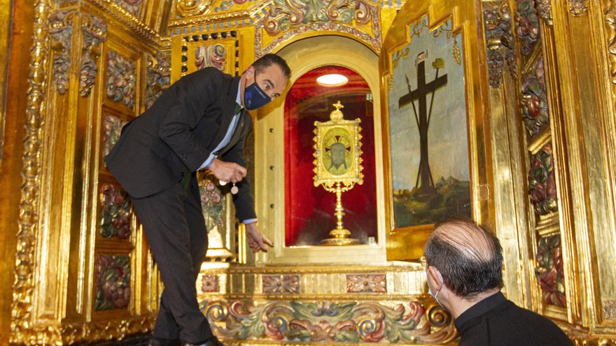 Prueba de llaves en el Camarín de la Santa Faz