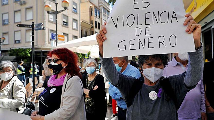 Vecinos concentrados en señal de repulsa contra el crimen machista, ayer, en Sagunto (Valencia). |  // EFE