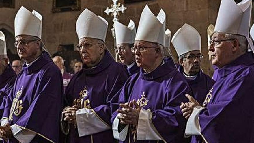 Arzobispos y obipos en el templo de san Ildefonso donde tuvo lugar el responso.