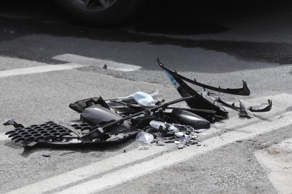 Un motorista resulta ferit en ser envestit per un cotxe al carrer de la Creu a Girona