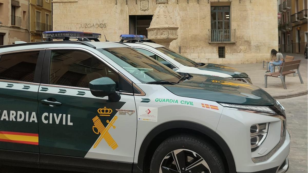 Dos coches de la Guardia Civil a las puertas de los juzgados de Xàtiva.