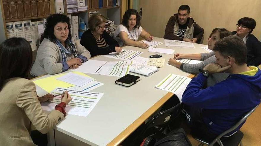 Concejales y técnicos, durante la primera reunión para organizar el programa navideño.