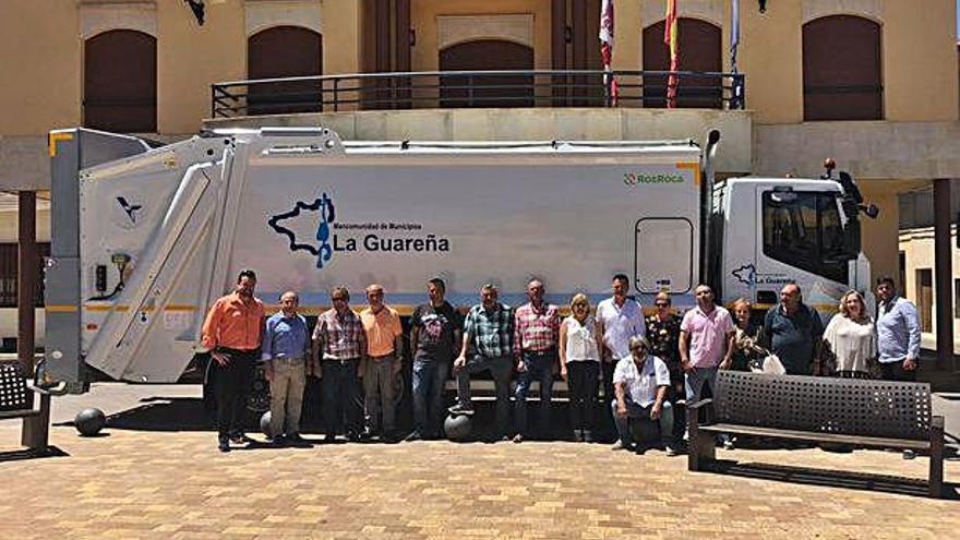 Alcaldes y concejales de la Mancomunidad de La Guareña junto al nuevo camión de recogida de basuras.