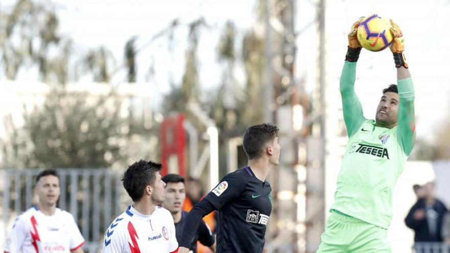 Munir ataja el balón en el partido jugado hace un par de semanas en el Cerro del Espino ante el Rayo Majadahonda.