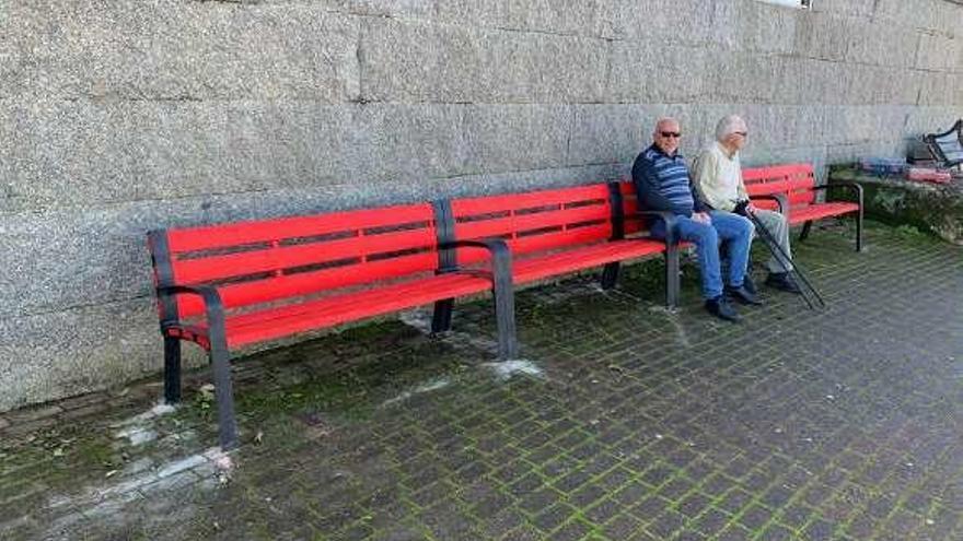 Algunos de los bancos instalados por el Concello. // FdV