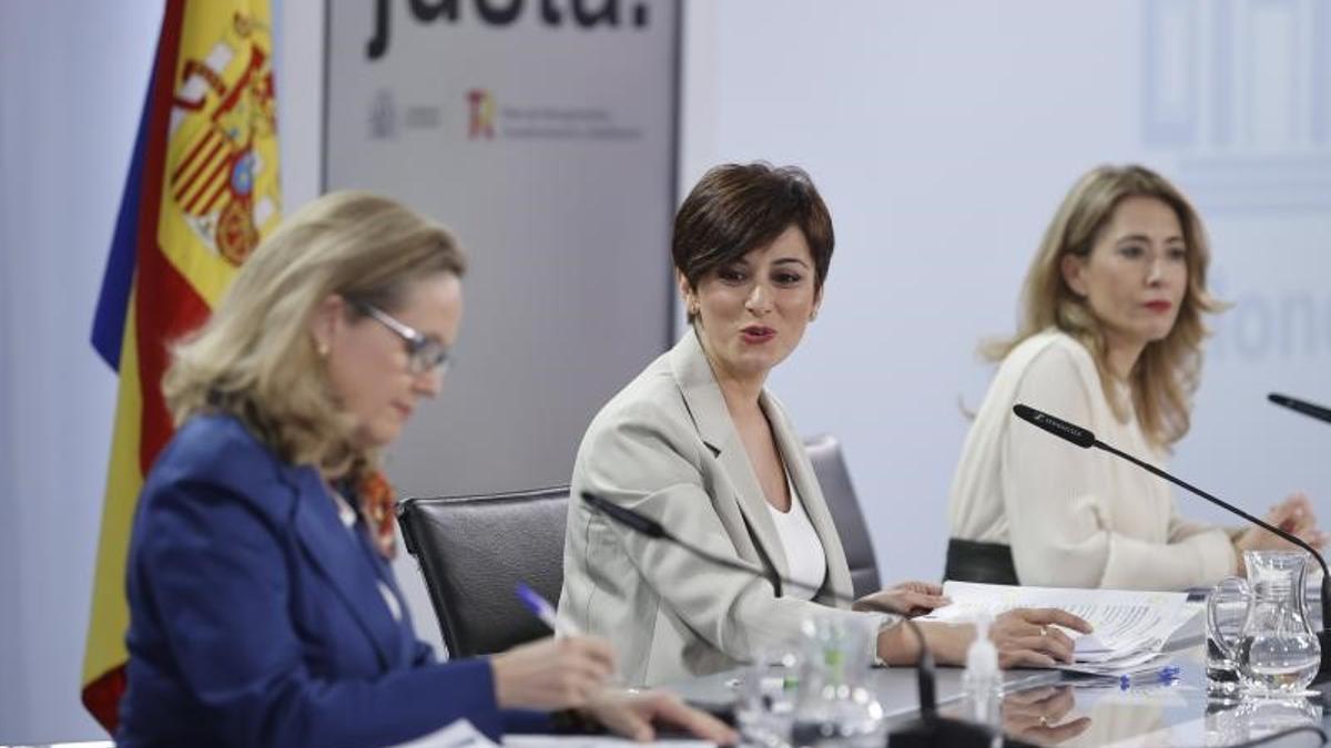 La portavoz del Ejecutivo, Isabel Rodríguez (c), junto a la vicepresidenta primera, Nadia Calviño (i), y la titular de Transportes, Raquel Sánchez (d), durante la rueda de prensa posterior a la reunión del Consejo de Ministros de este 1 de marzo de 2022, en la Moncloa.