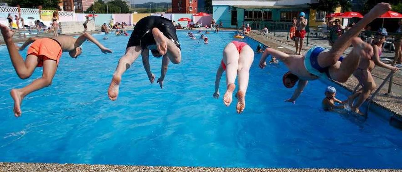 Usuarios de la piscina de Trasona, el verano pasado.