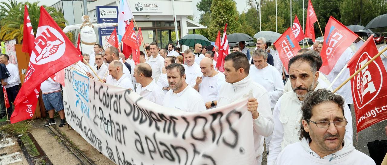 Trabajadores de la antigua filial de Faurecia, ahora Madera Fiber Technologies, en una protesta ante la planta (O Porriño).