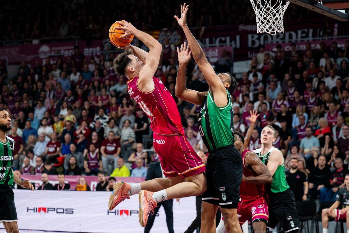 Parker intenta taponar un lanzamiento del Lleida.