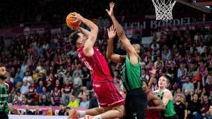 Parker intenta taponar un lanzamiento del Lleida.