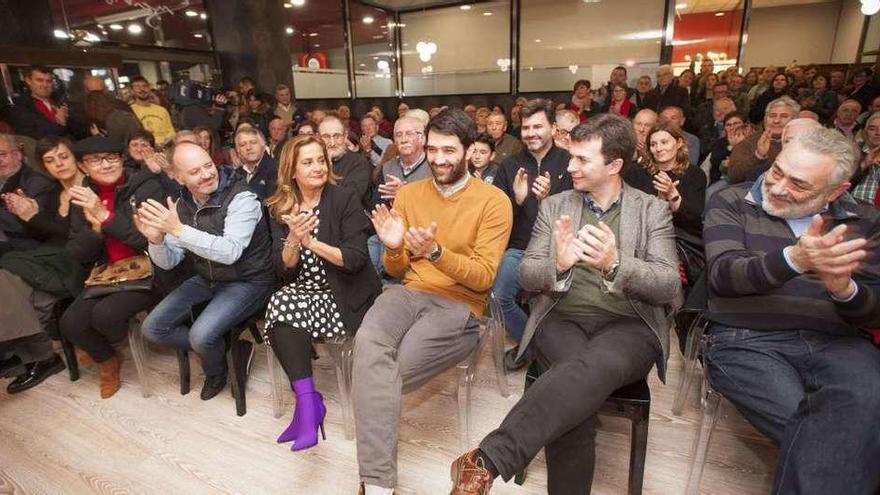 La familia socialista aplaudiendo a Luís López Bueno (en el centro) como candidato. // Bernabé/Cris M.V.