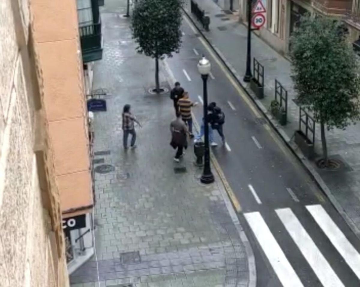Una pelea de clientes a la salida del local, ayer, en la calle San Bernardo, perpendicular a San Antonio.