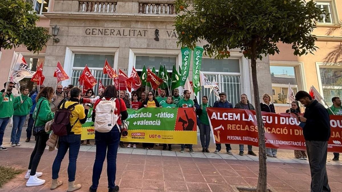 Protesta sindical frente a la dirección terrirorial de Educación en Castelló, este jueves.