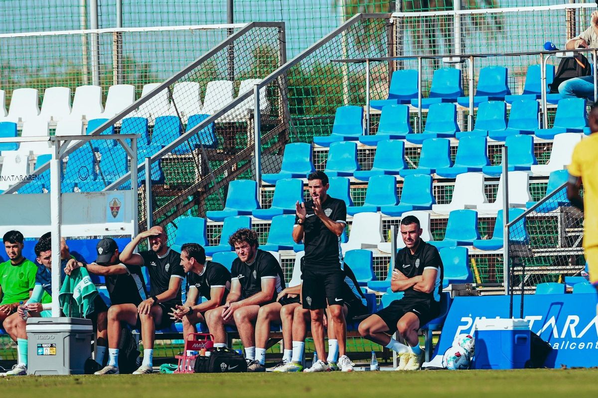 Jon López, habitual segundo entrenador del Elche, ejerce como primero ante la ausencia de Sarabia.