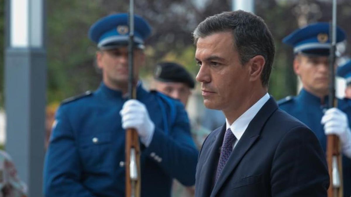 7El presidente del Gobierno, Pedro Sánchez, durante la ofrenda floral por los 23 militares españoles fallecidos en Bosnia, el pasado 30 de julio de 2022 en la plaza de España de la ciudad de Mostar, en Bosnia y Herzegovina.